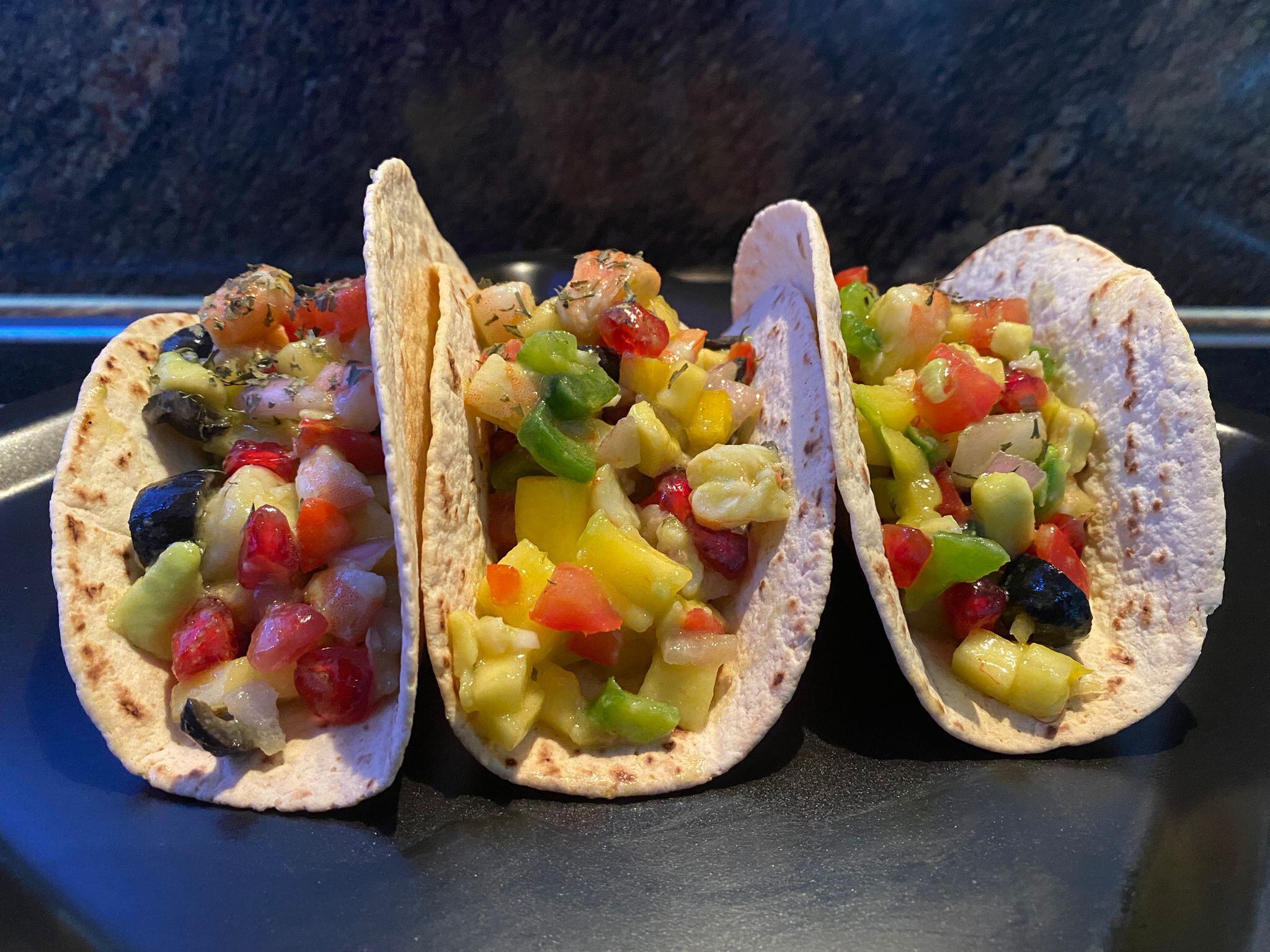 Tacos con mango, verduras y langostinos.