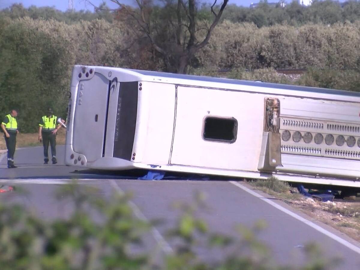 Vuelca un autobús en la A-45 en Antequera, pero el conductor y único ocupante sale ileso