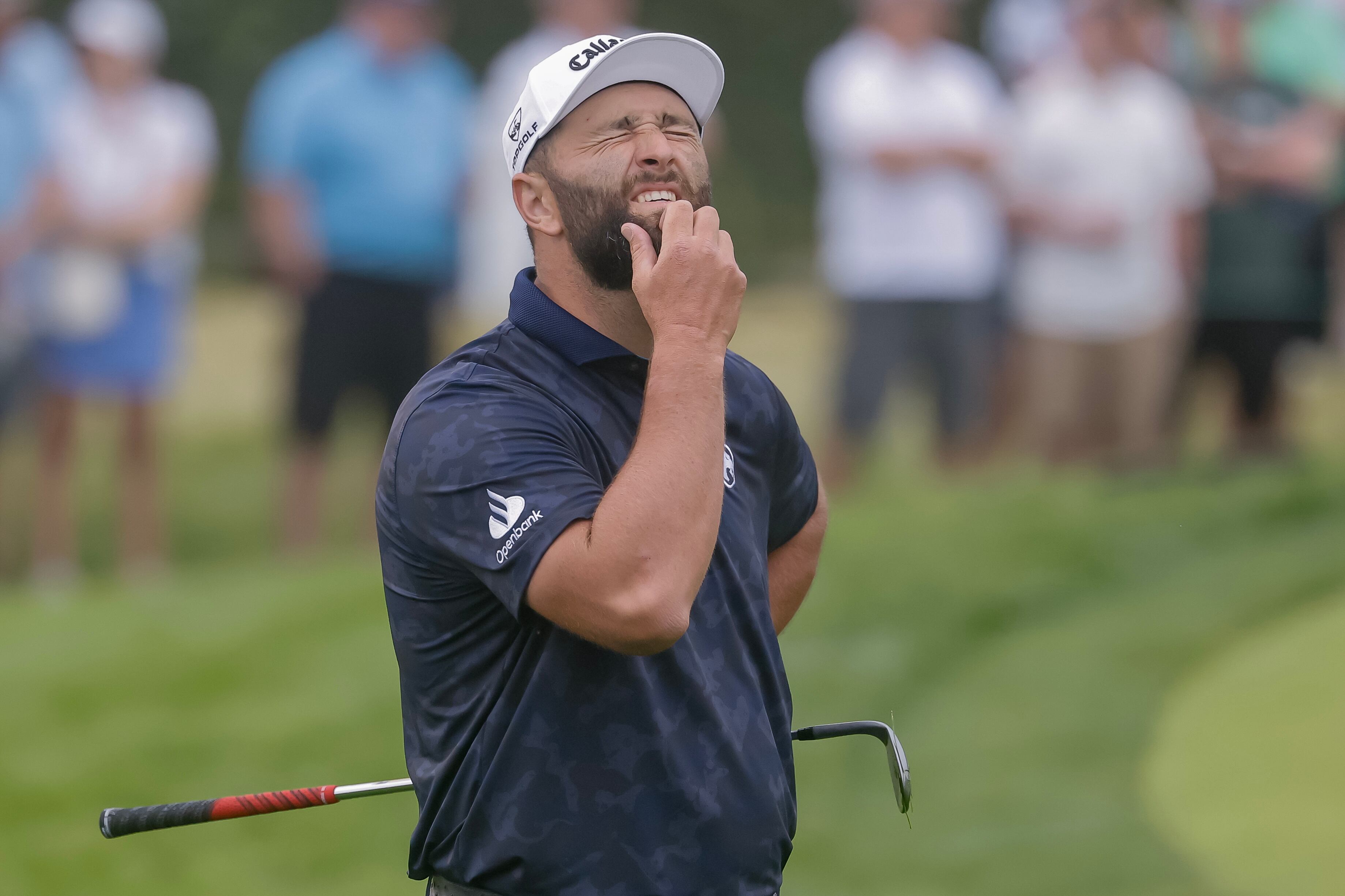 FOTODELDÍA OAKMONT (EE UU), 13/06/2025.- El español Jon Rahm tras fallar un golpe en la segunda ronda del Abierto de Estados Unidos de golf, este viernes en el club de Oakmont Country, Pensilvania, EE UU. EFE/ERIK S. LESSER
