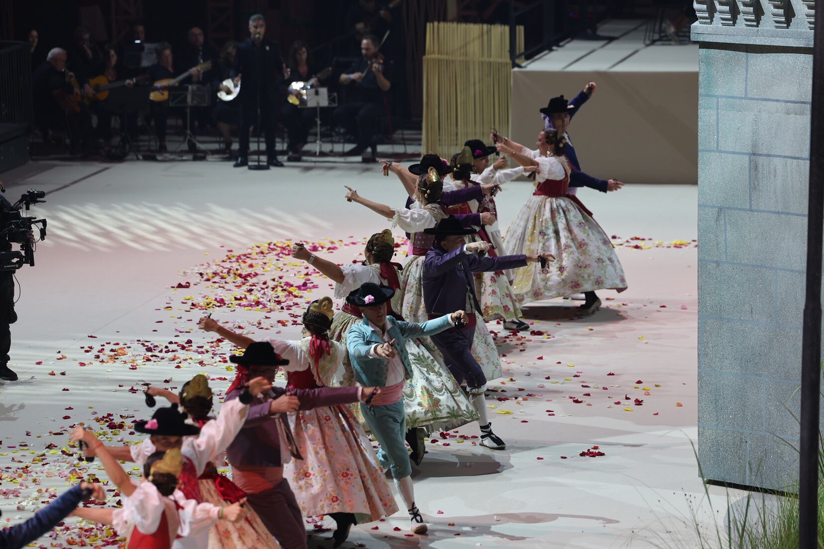 El Roig Arena acoge por primera vez la gala de elección de candidatas a Falleras Mayores de València