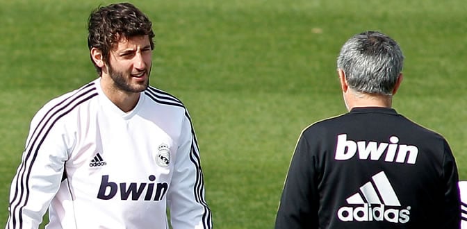 Granero charla con Mourinho durante un entrenamiento