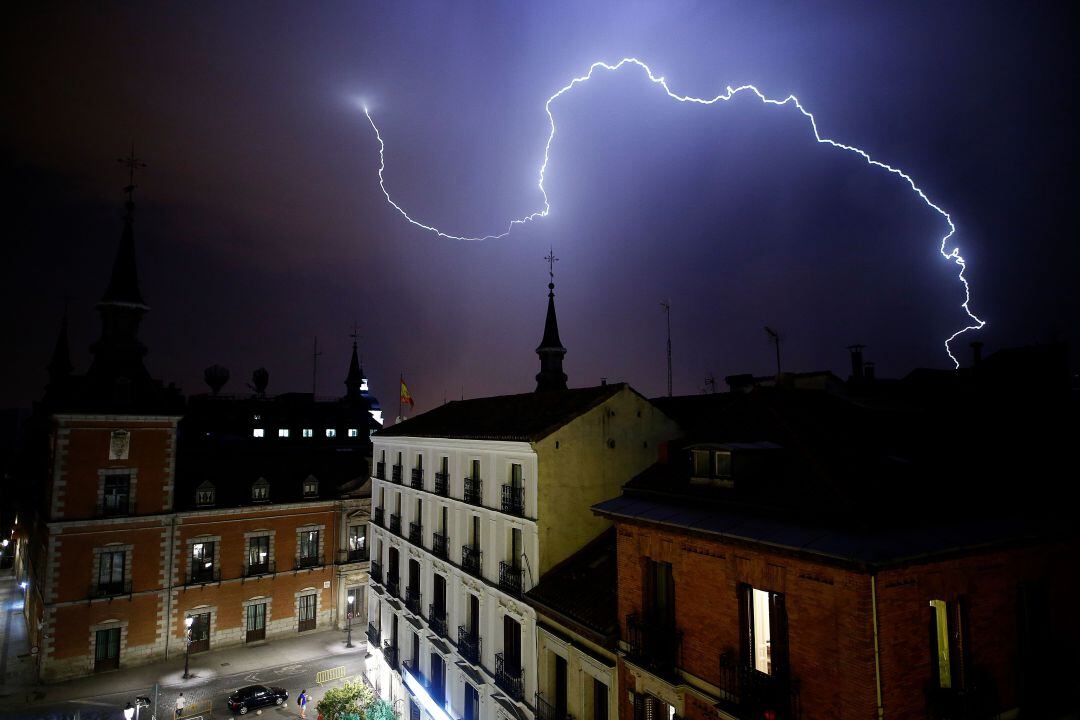 Un rayo durante una tormenta en el centro de Madrid. 