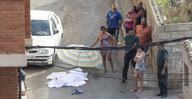 GRA366. MAZARRÓN, (MURCIA), 02/09/2015.- La guardia civil y vecinos junto al cadáver de una mujer fallecida en una multitudinaria riña, que se ha producido tras atropellar un turismo a un peatón en el municipio murciano de Mazarrón .EFE/MARCIAL GUILLÉN