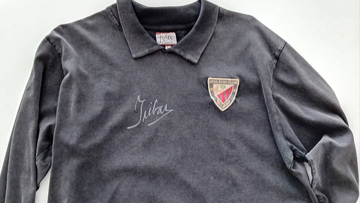 Paga 1200 euros por una camiseta de Iribar... ¡y ni siquiera es del Athletic!: "Será por el 80 cumpleaños, pero he terminado por endiosarlo"