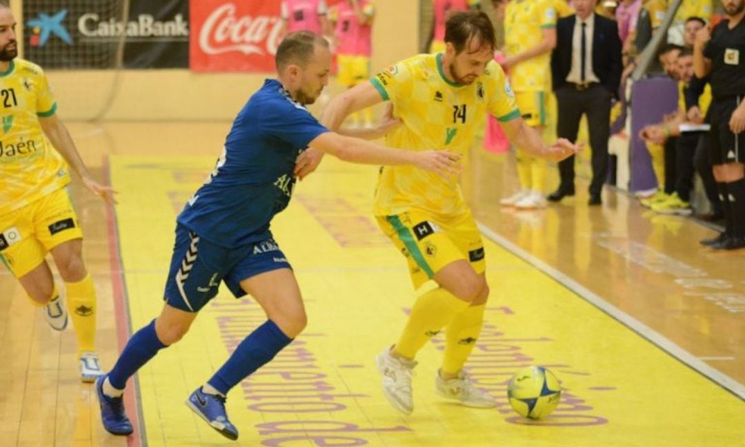 Dos jugadores del Jaén Paraíso Interior y del Valdepeñas se disputan el balón en la Salobreja.