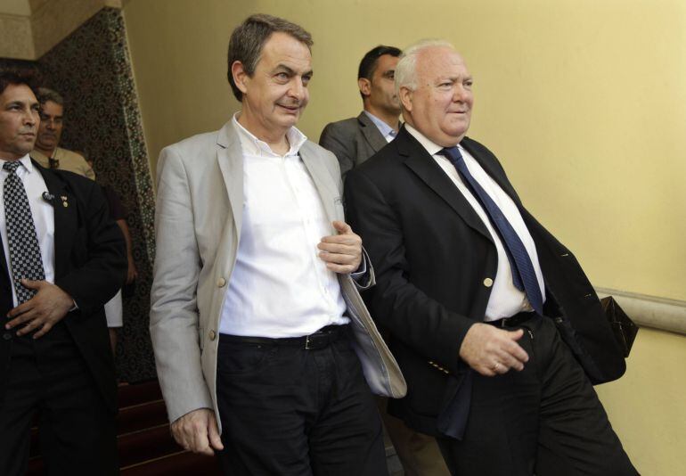 Former Spanish Prime Minister Jose Luis Rodriguez Zapatero and former Spanish foreign minister Miguel Angel Moratinos walk after a news conference in Havana February 26, 2015. REUTERS/Enrique De La Osa (CUBA - Tags: POLITICS)