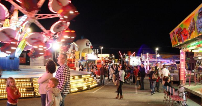 Zona de atracciones de la feria