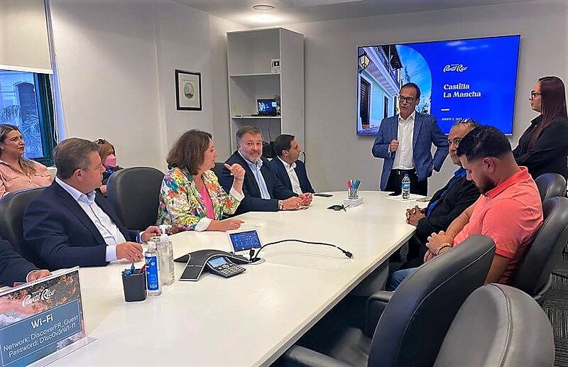 Una de las reuniones mantenidas este verano en Puerto Rico para la instalación en Cuenca de un parque temático de la empresa Toro Verde