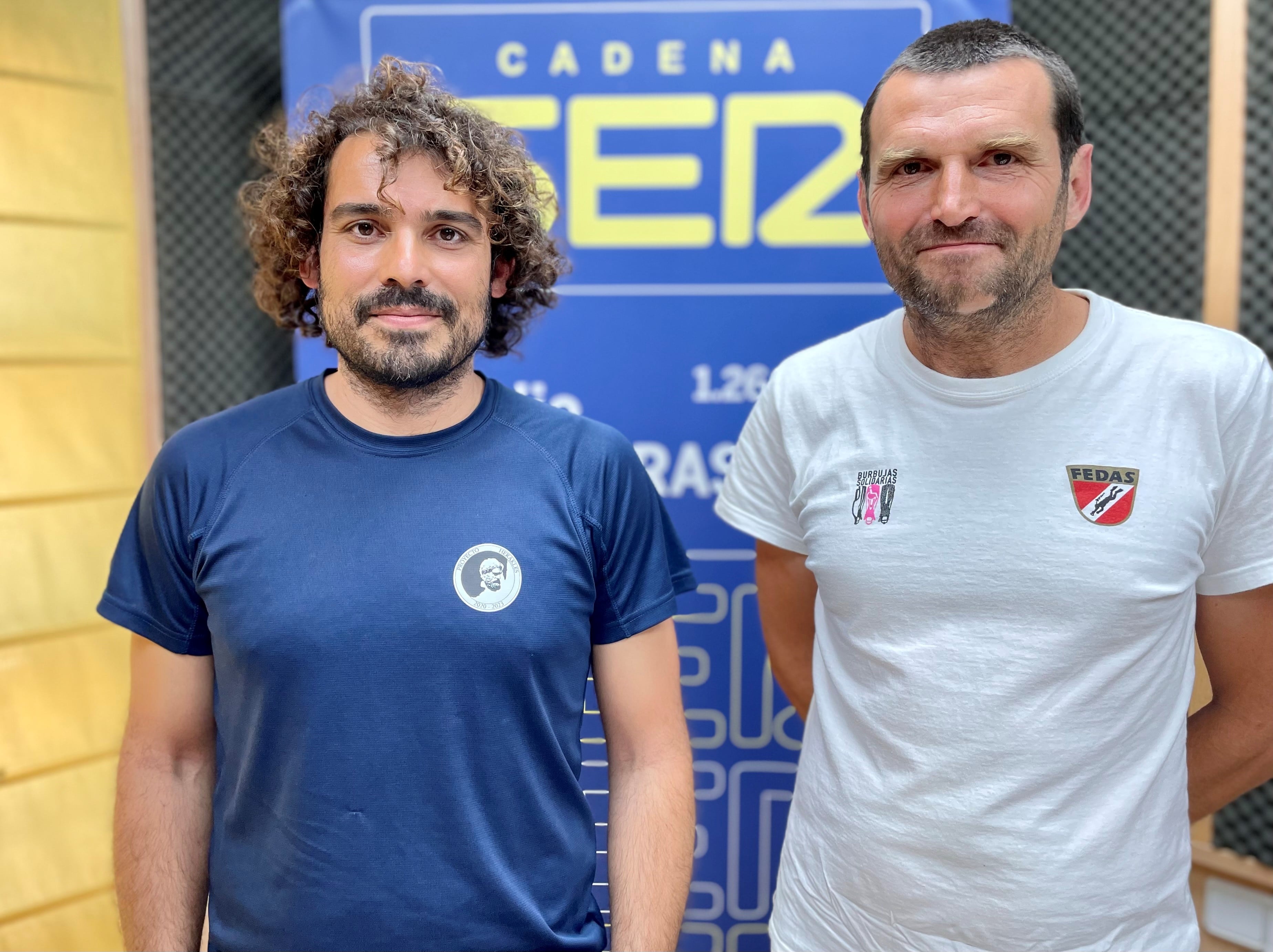 Felipe Cerezo (Izquierda) y Raúl González (Derecha) arqueólogos subacuáticos, desde los estudios de Radio Algeciras.