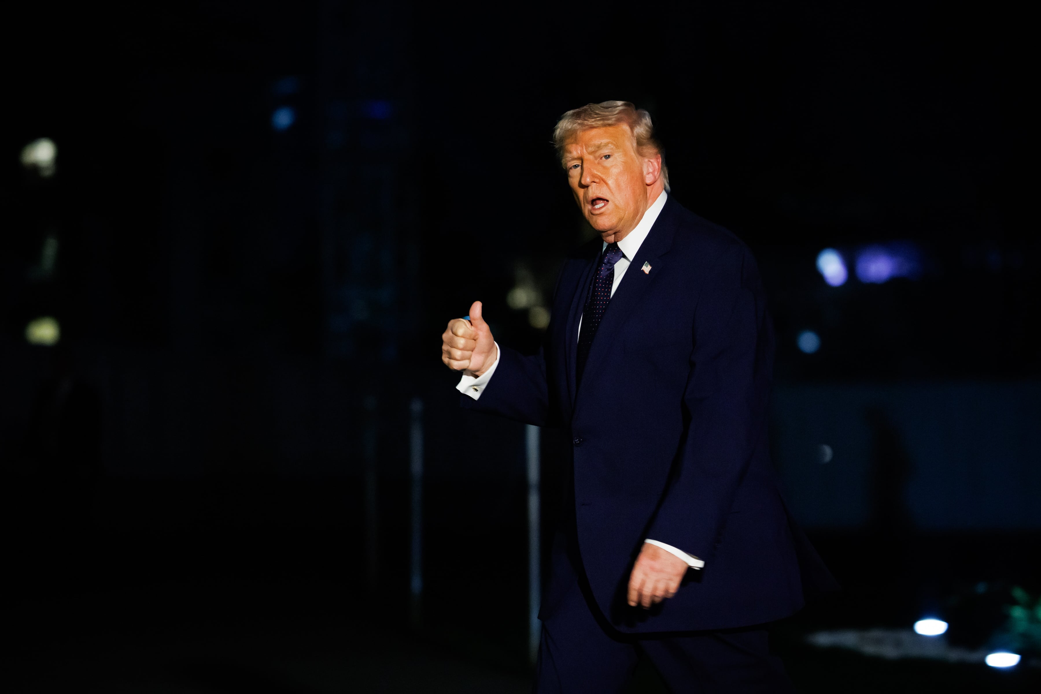 Trump carga de nuevo contra España, asegura que "no está cooperando" y vuelve a amenazar con "cortar todo el comercio"