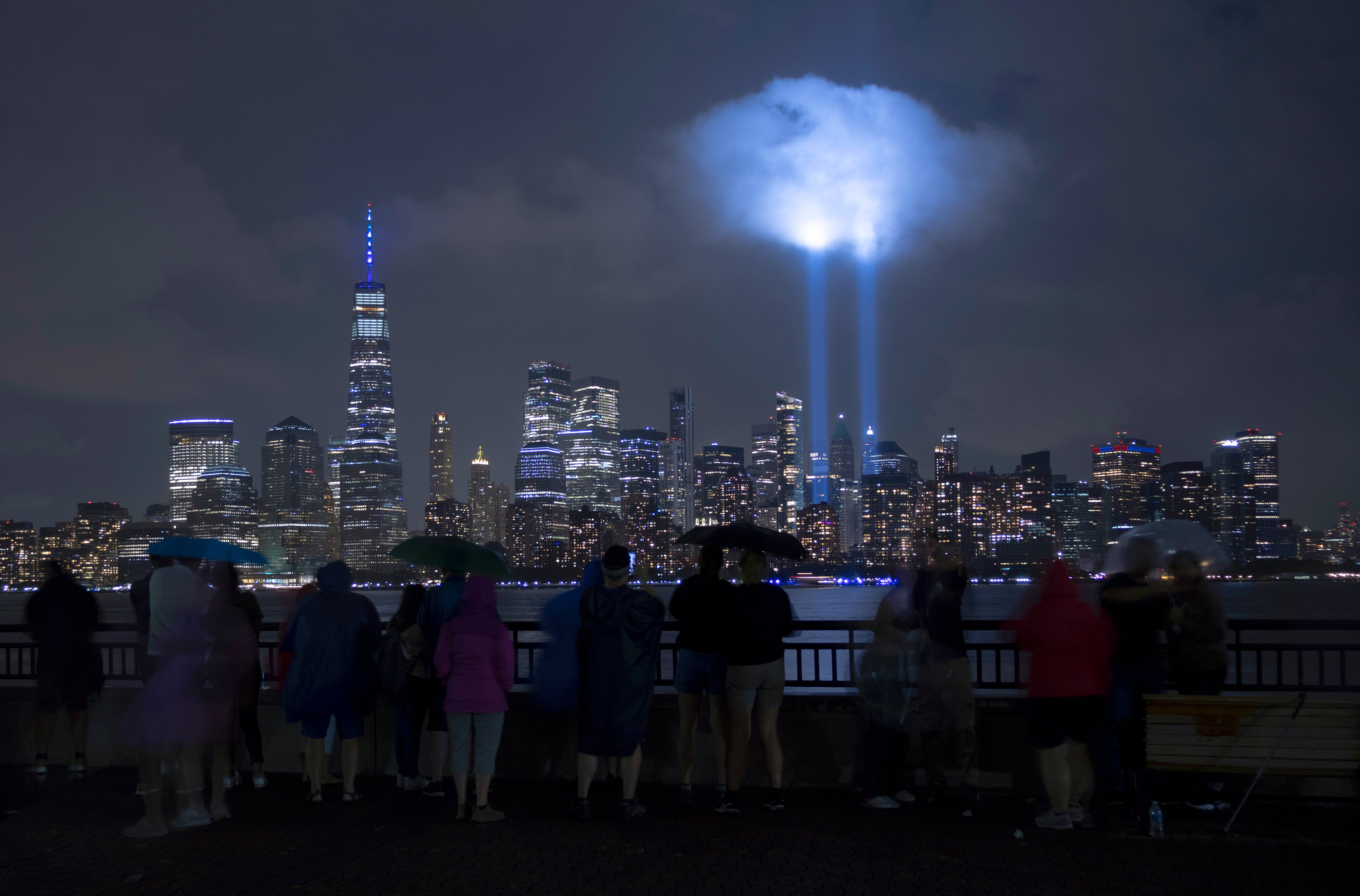 El homenaje en forma de luces verticales que salen desde el lugar donde estaban las Torres Gemelas visto esta semana desde Nueva Jersey