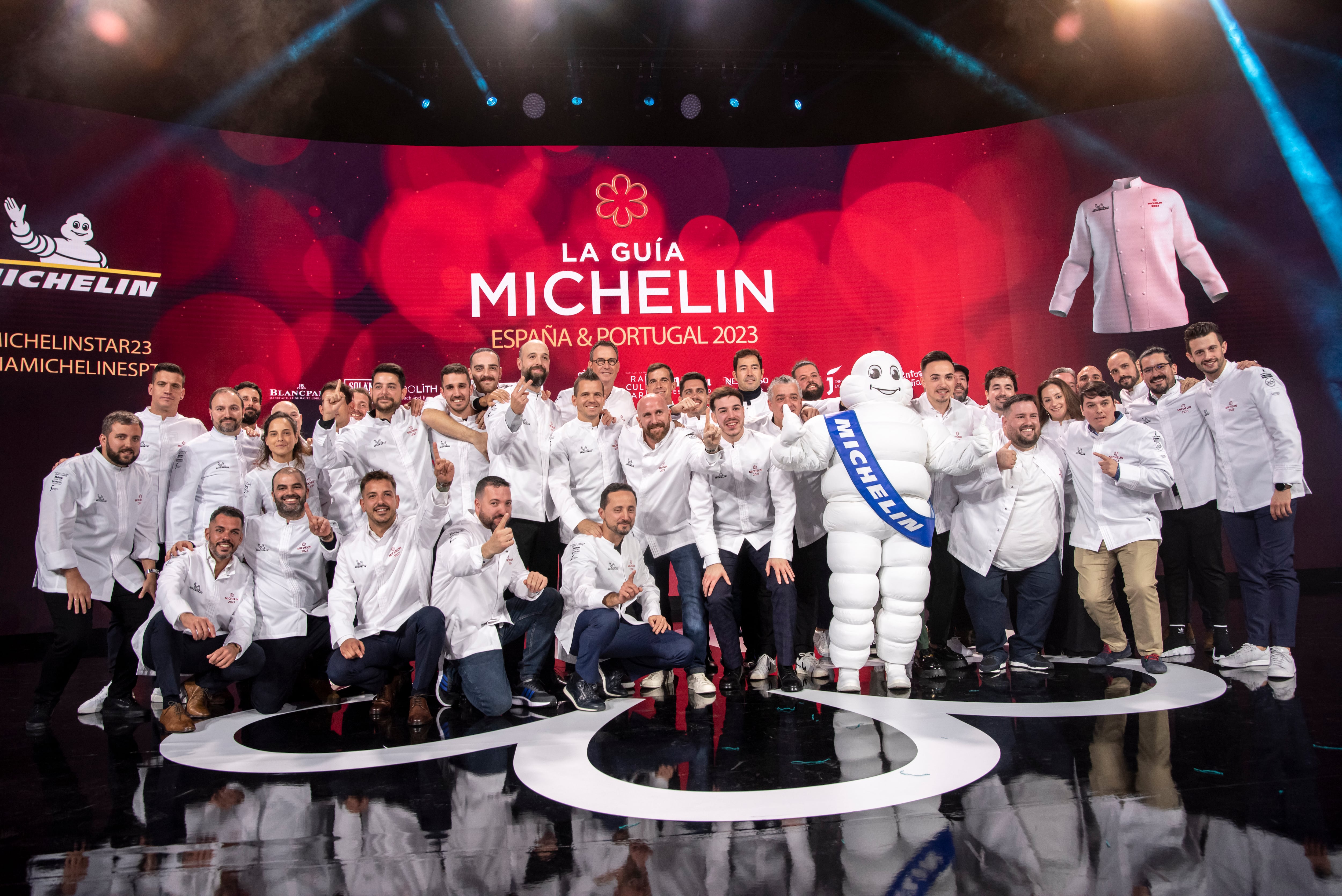 Los cocineros con una estrella Michellin posan durante la Gala de la Guía Michelin 2023, celebrada en Toledo. EFE/Ismael Herrero