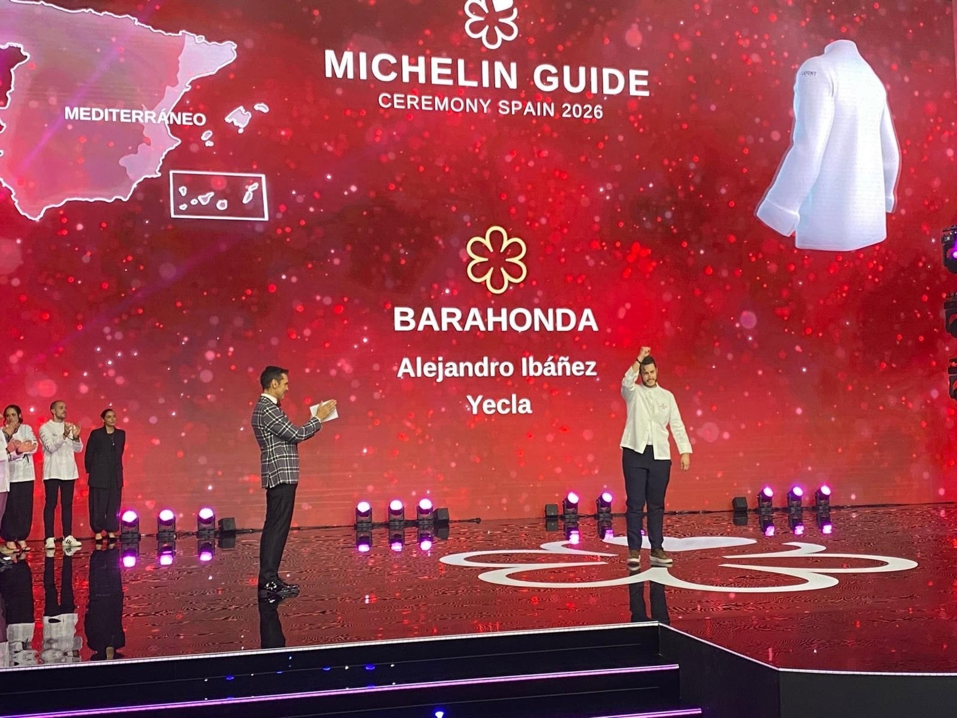 26/11/2025 Barahonda, en Yecla, consigue su primera estrella Michelin.
El restaurante Barahonda, en Yecla, se ha hecho con su primera estrella Michelin en la gala que se celebró en Málaga este martes por la noche. El reconocimiento lo recogió su chef, Alejandro Ibañez, que se alzó con este reconocimiento por "defender la cocina del territorio vista con los ojos de la actualidad".
ESPAÑA EUROPA MURCIA SOCIEDAD
BARAHONDA