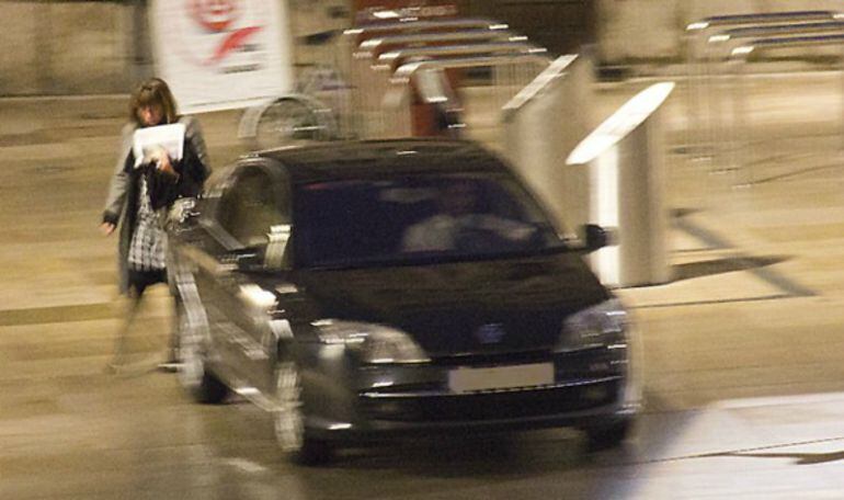 La directora de Gabinete del Presidente de la Junta, junto a un coche oficial en Burgos