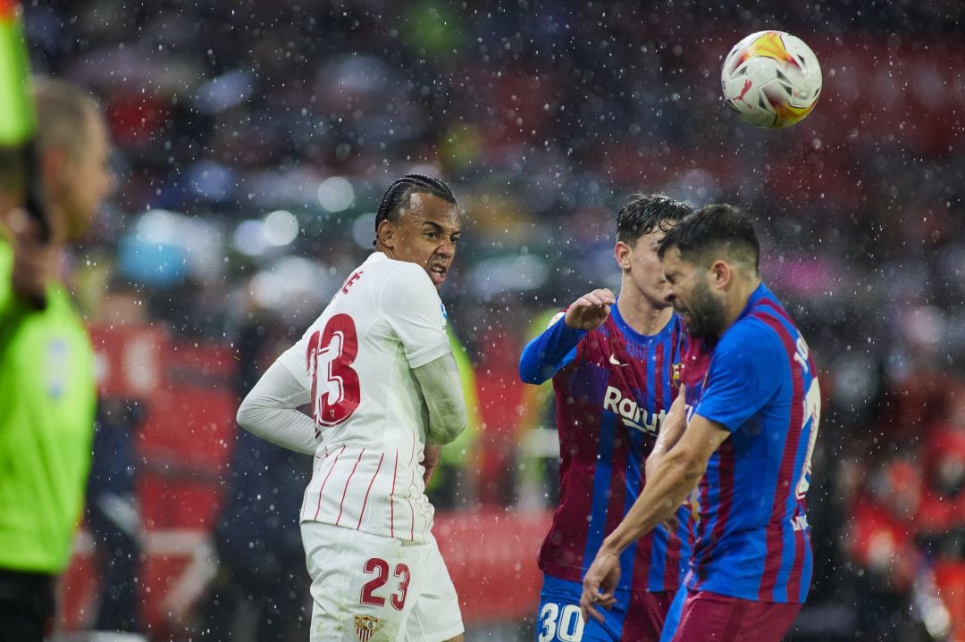 Koundé lanza el balón a Jordi Alba