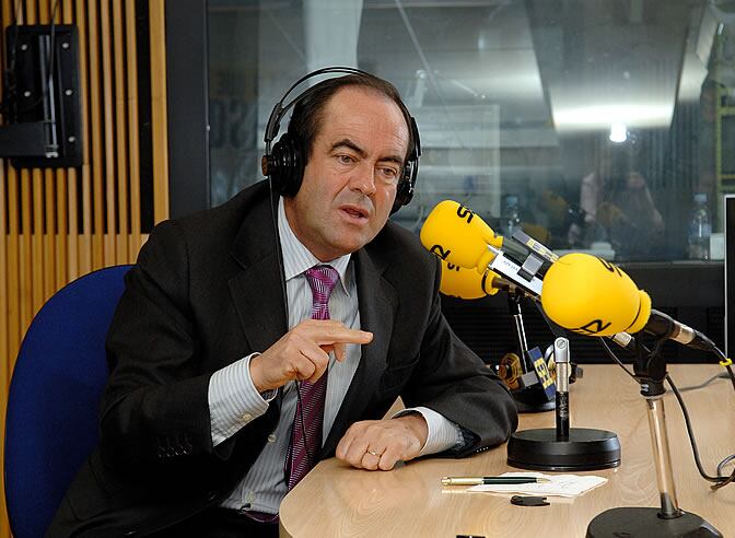 El presidente del Congreso, José Bono, durante la entrevista que ha concedido esta mañana en Hoy por Hoy.