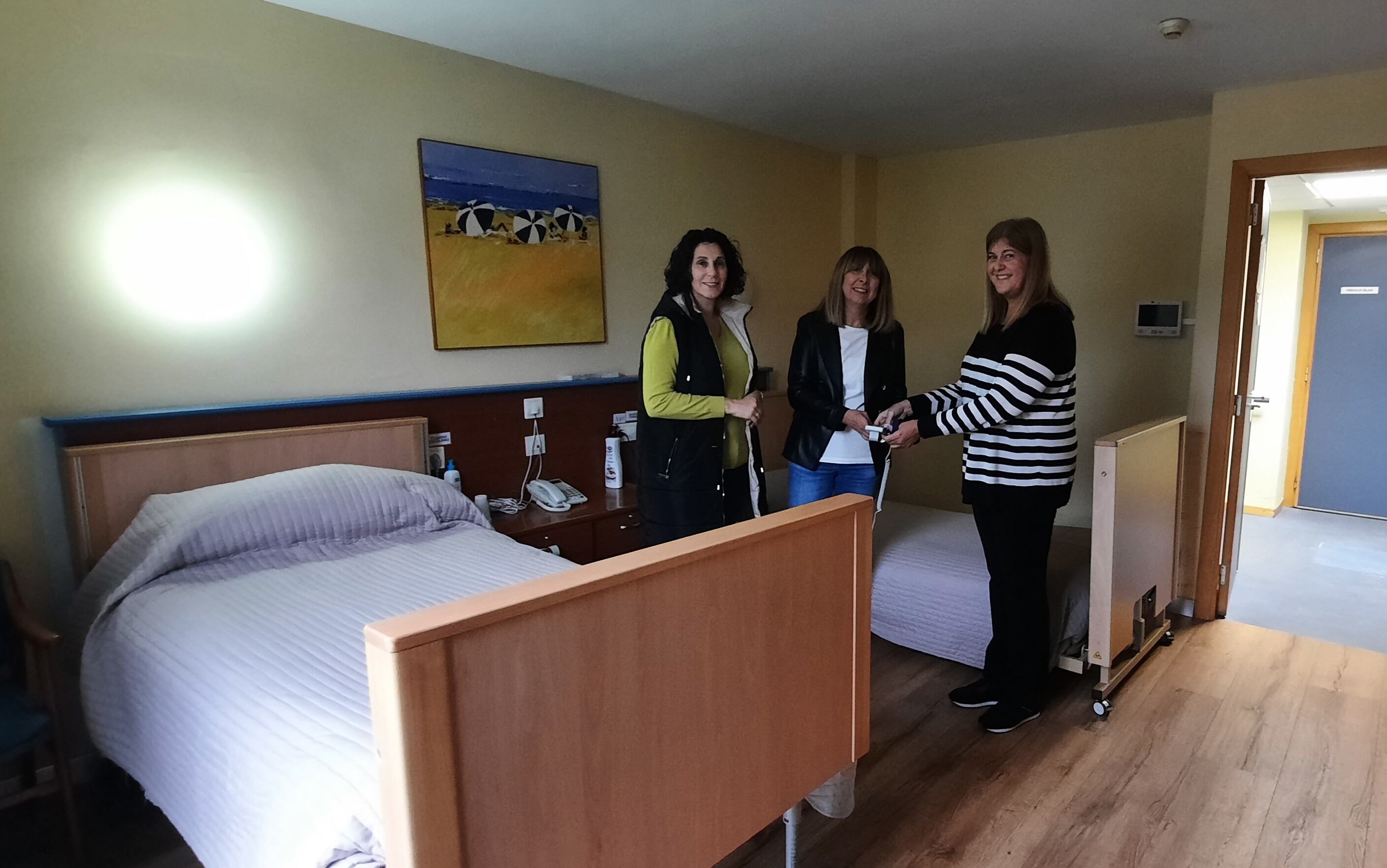 Elena Buil, Berta Fernández y Teresa Miranda junto a las nuevas camas