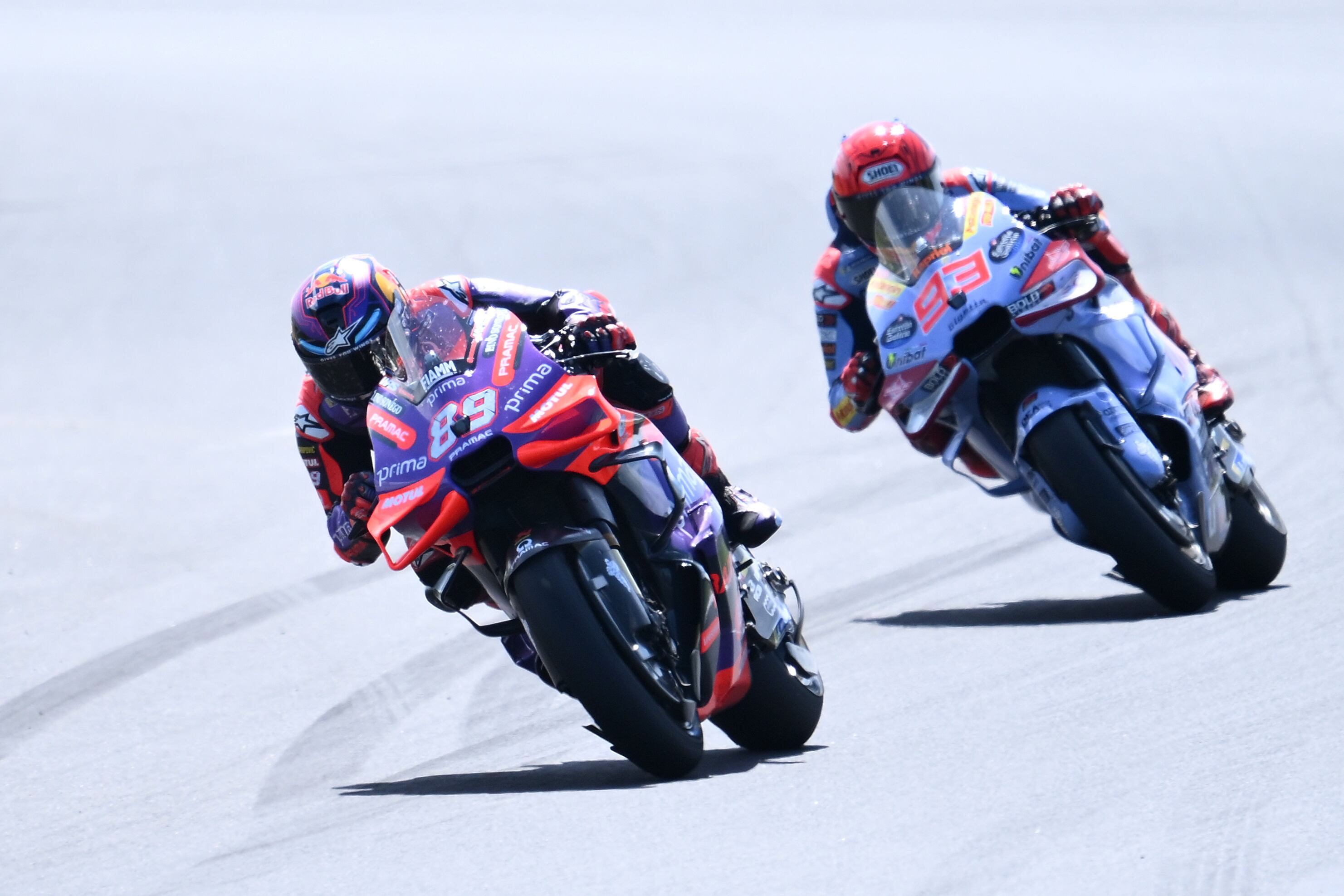 Phillip Island (Australia), 20/10/2024.- Jorge Martin (L) of Spain for Prima Pramac Racing and Marc Marquez (R) of Spain for Gresini Racing in action during the MotoGP race as part of the Australian Motorcycle Grand Prix at the Phillip Island Grand Prix Circuit in Phillip Island, Australia, 20 October 2024. (Motociclismo, Ciclismo, España) EFE/EPA/JOEL CARRETT AUSTRALIA AND NEW ZEALAND OUT
