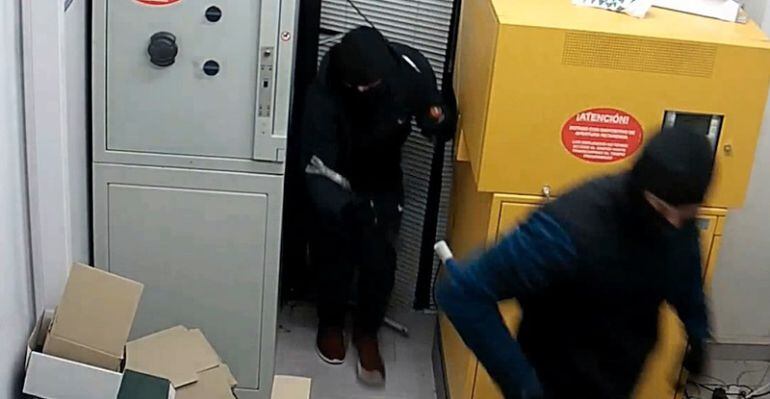 Ladrones entrando en unas de las sucursales de Algete