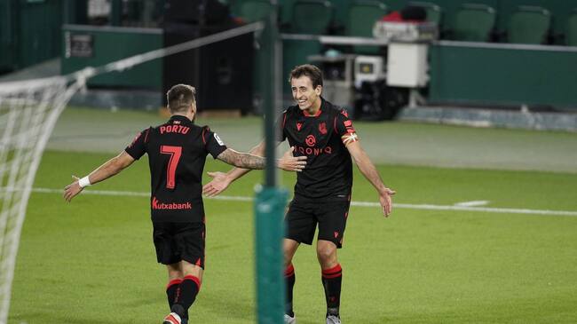 Oyarzabal celebra con Portu uno de los goles de la Rean contra el Betis