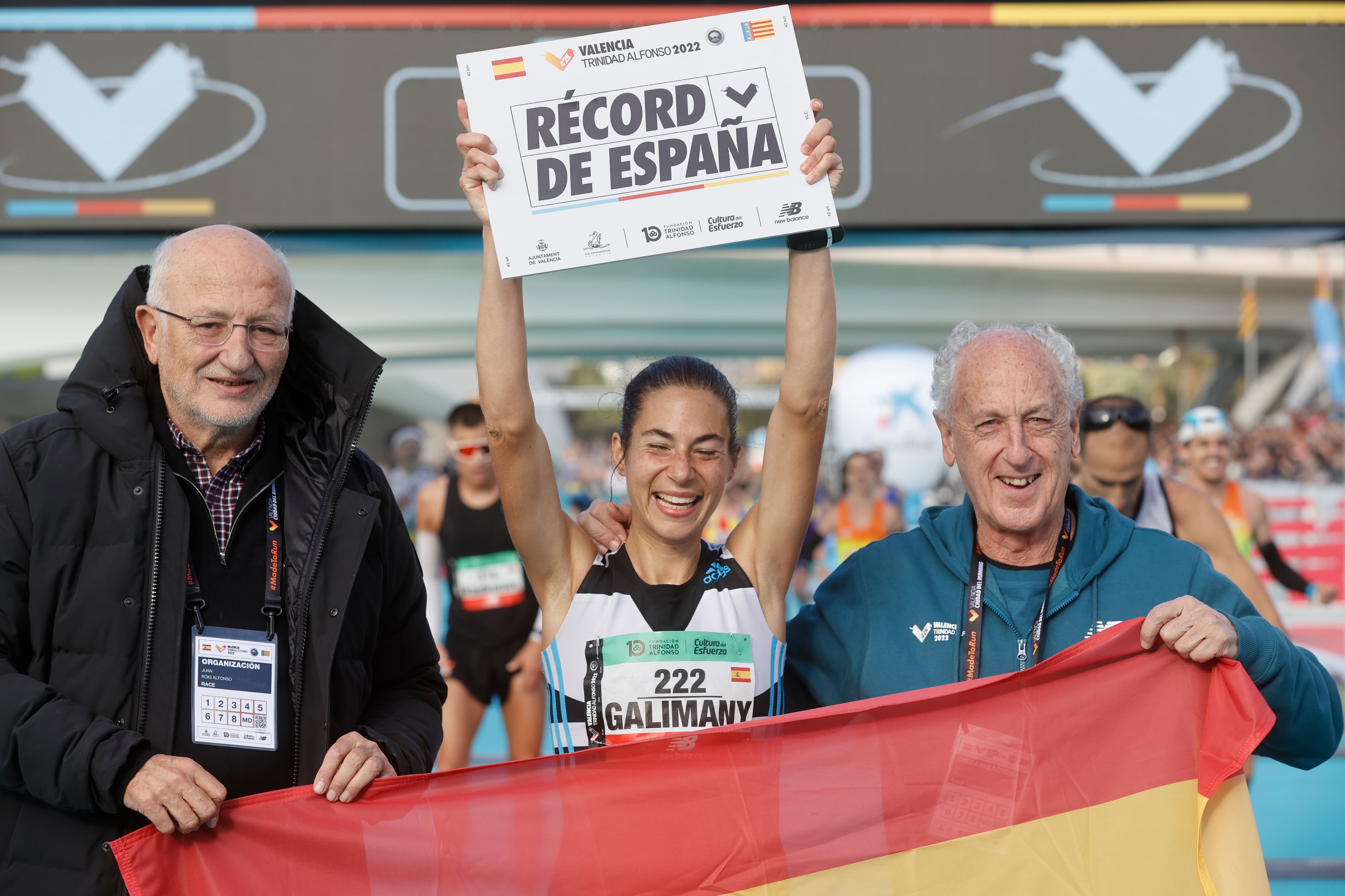 VALENCIA, 04/12/2022.-La corredora Marta Galimany batió en Valencia el récord de España de maratón con un tiempo oficioso de 2:26:14 horas, superando la anterior plusmarca nacional de Ana Isabel Alonso (2:26.51) que ostentaba desde 1996, este domingo en Valencia.- EFE / Kai Forsterling
