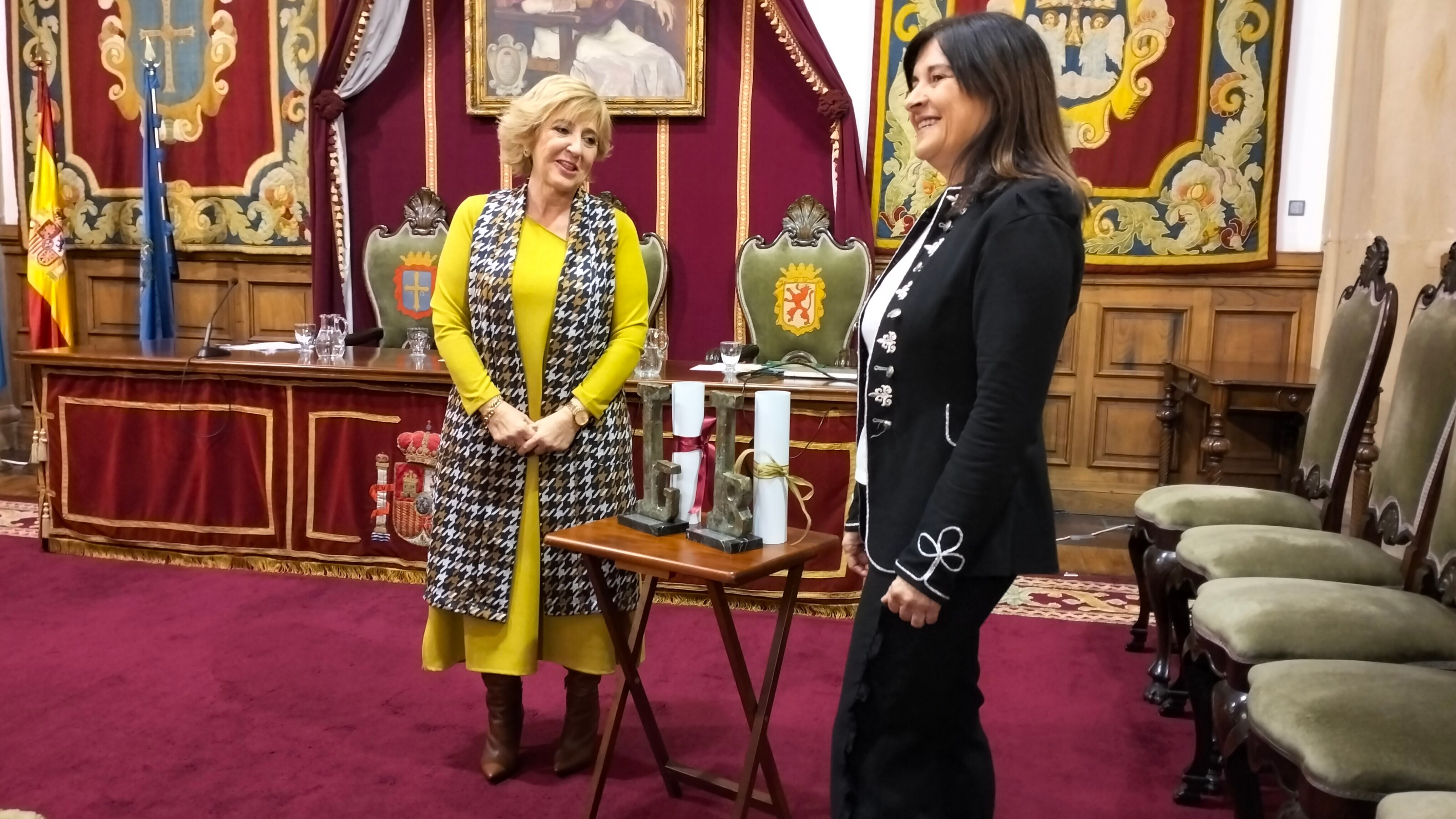 Las representantes de las empresas premiadas, Mariluz Suárez y Esther Cueli, posan con sus galardones