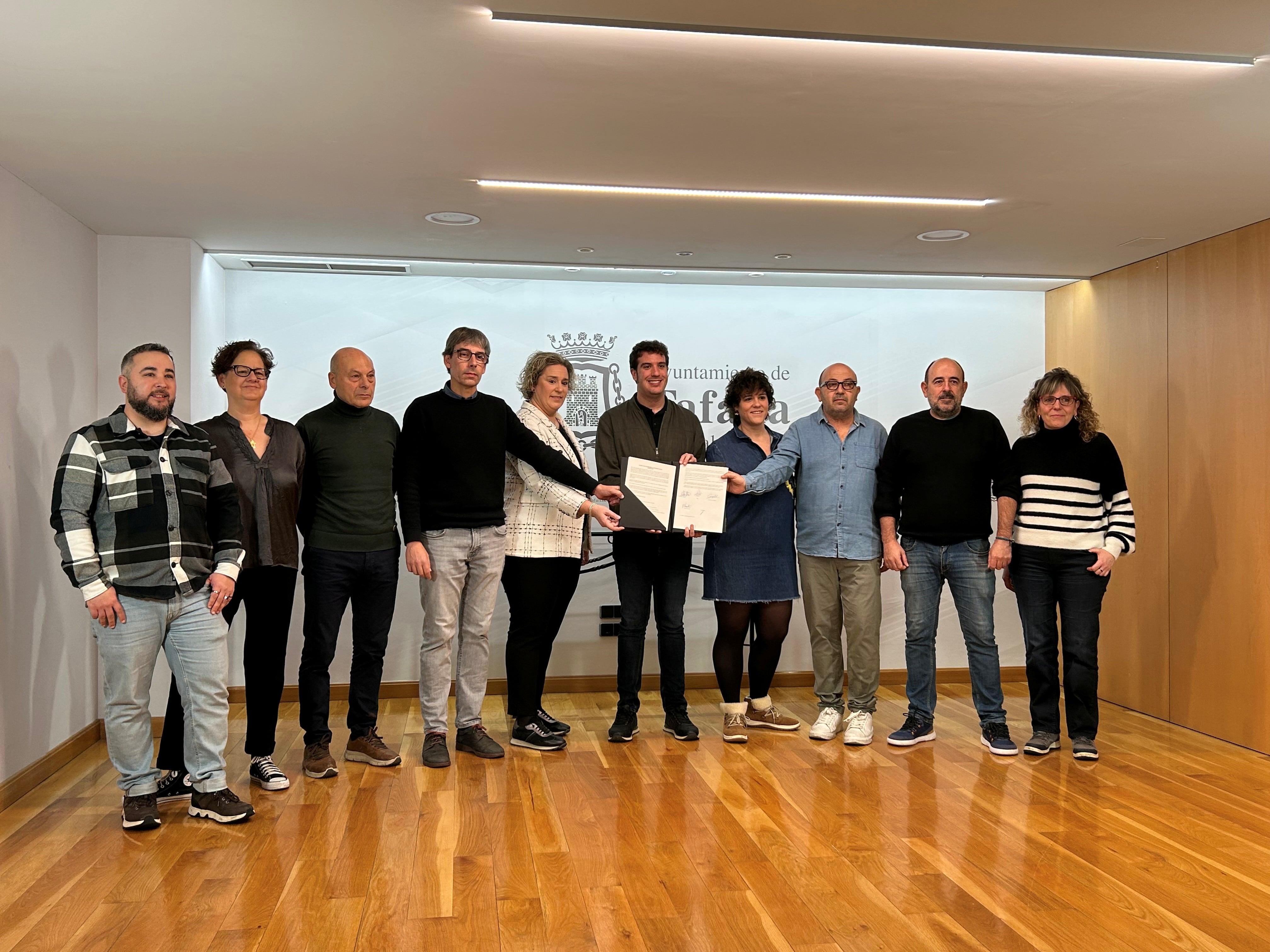 Representantes de EH Bildu, Iniciativa por Tafalla, Contigo Zurekin, Geroa Bai y PSN-PSOE han firmado el acuerdo de presupuesto municipal de Tafalla para 2026