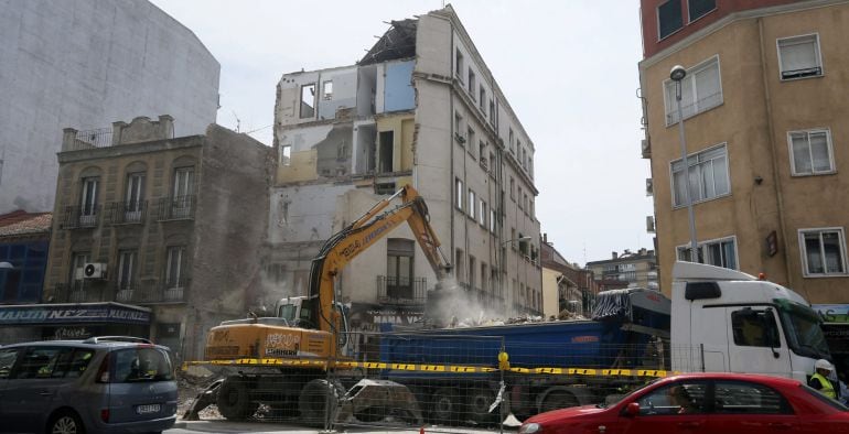 GRA124. MADRID, 21/08/2015.- Labores de desescombro hoy en el edificio de la calle Amalia, en el distrito de Tetuán (Madrid), que se derrumbó esta semana. El derrumbe del inmueble se produjo por la fatiga de materiales y no por la retirada de un pilar, como se había especulado en un inicio, según las conclusiones del informe técnico elaborado por el departamento de Control de Edificaciones. EFE/Fernando Alvarado