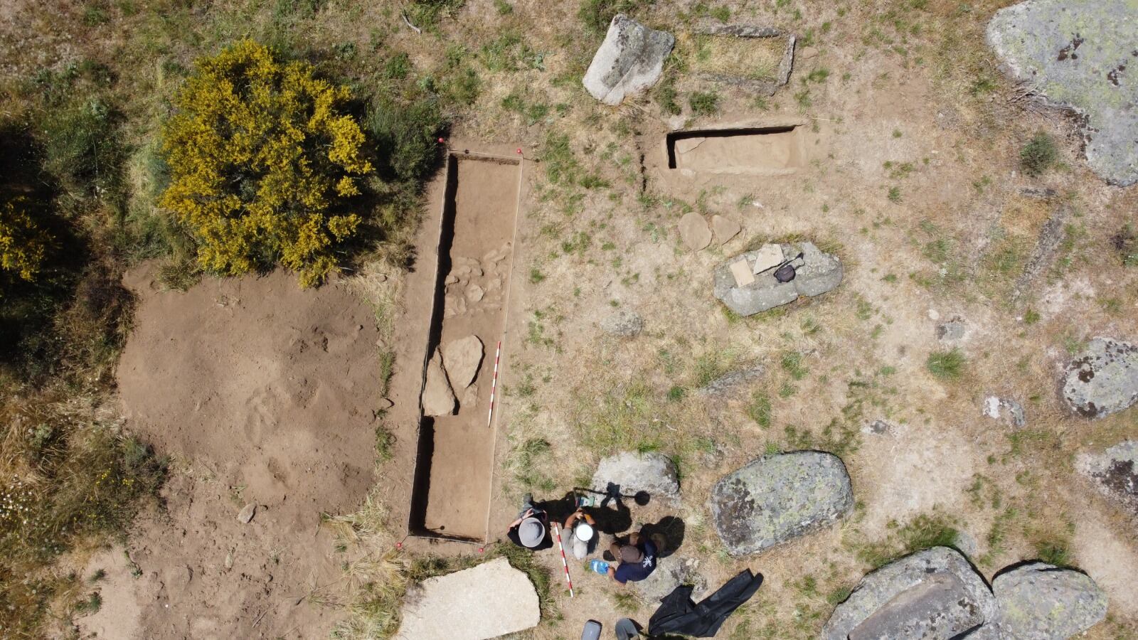 Excavación de la necrópolis donde se aprecia la aparición del muro