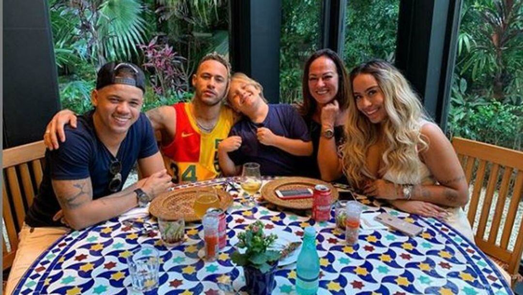 Neymar, futbolista del PSG, junto a su familia