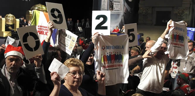 El sorteo de la Lotería de Navidad no ha estado exento de acciones de protesta, las que han protagonizado empleados de Telemadrid contra los despidos en esta cadena, así como profesionales sanitarios defendiendo la sanidad pública y rechazando la privatiz