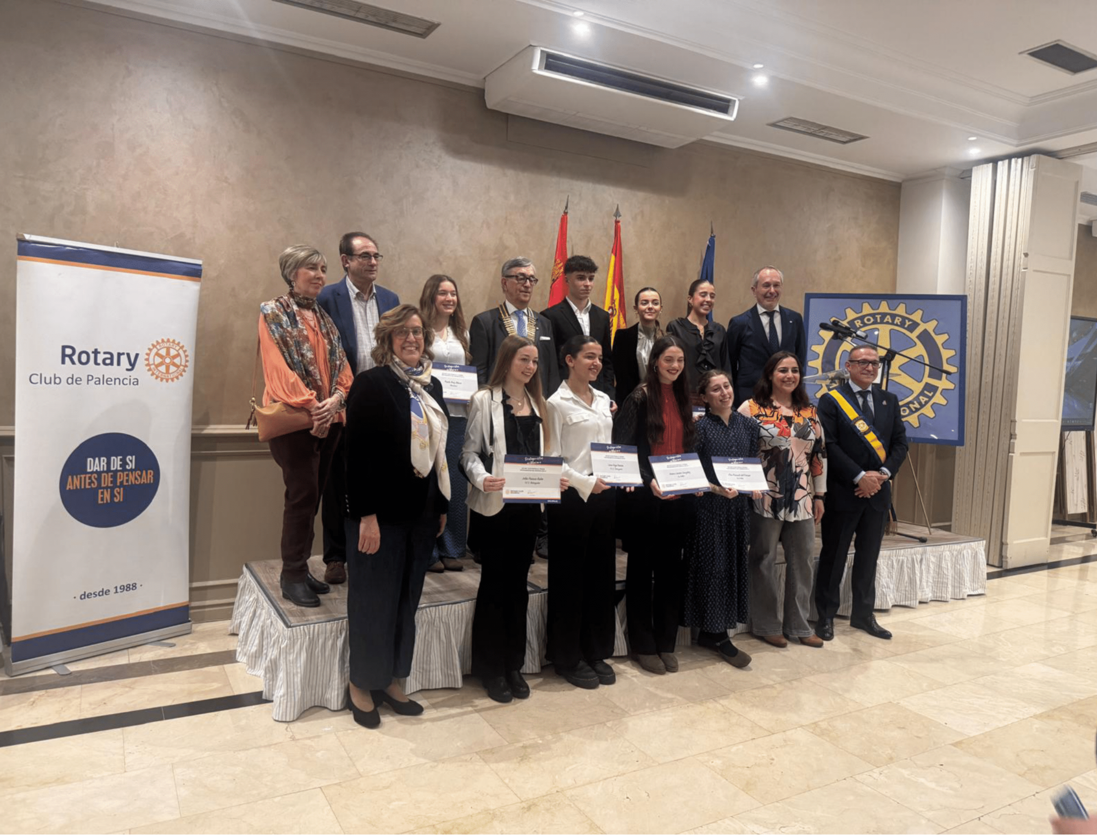 Los premiados junto a las autoridades