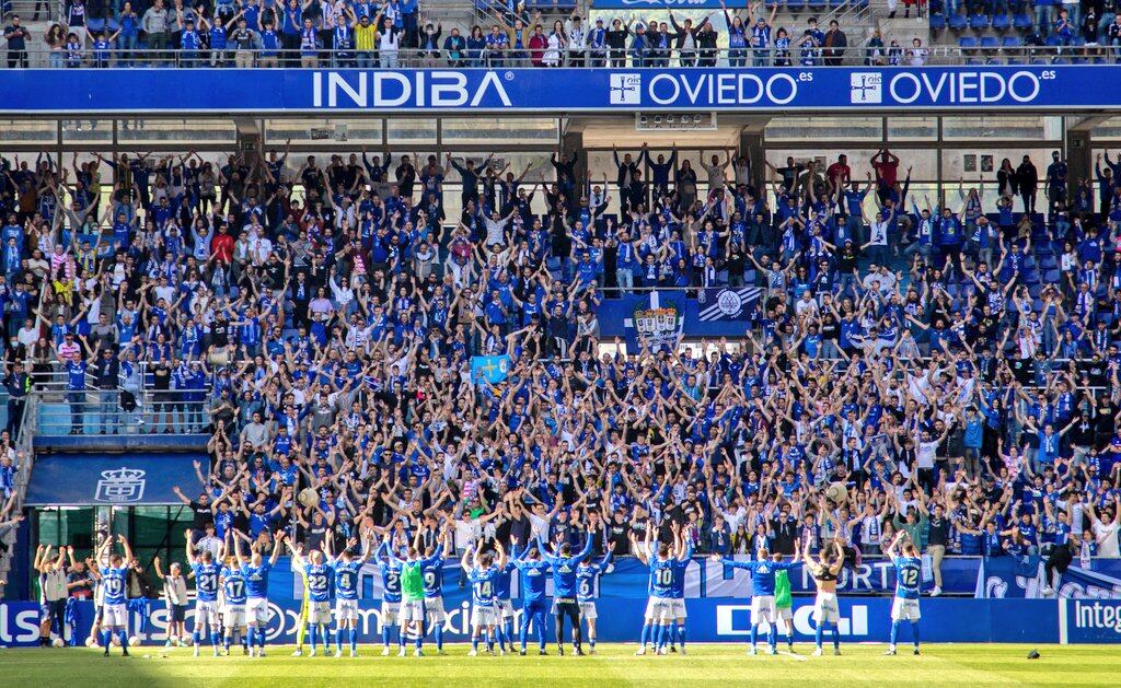 Celebración del Oviedo junto a su afición (Real Oviedo)