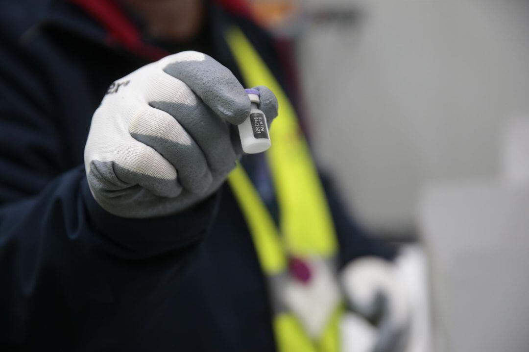 Un trabajador de Pfizer muestra una dosis de la vacuna