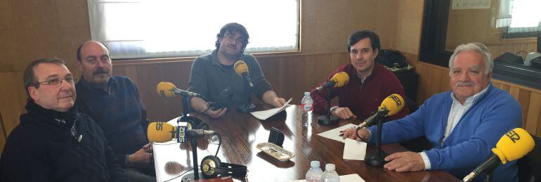 De izq. a dch., Miguel Blanco, Germán Chamón, Paco Auñón, Pedro Vallejo y Luis Esteban Cava, en la tertulia de 'Hoy por hoy Cuenca'.