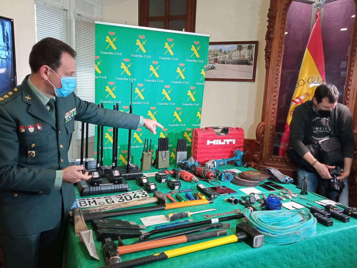 La Guardia Civil de Alicante desmantela una banda internacional de robo de cajeros automáticos con camiones pluma