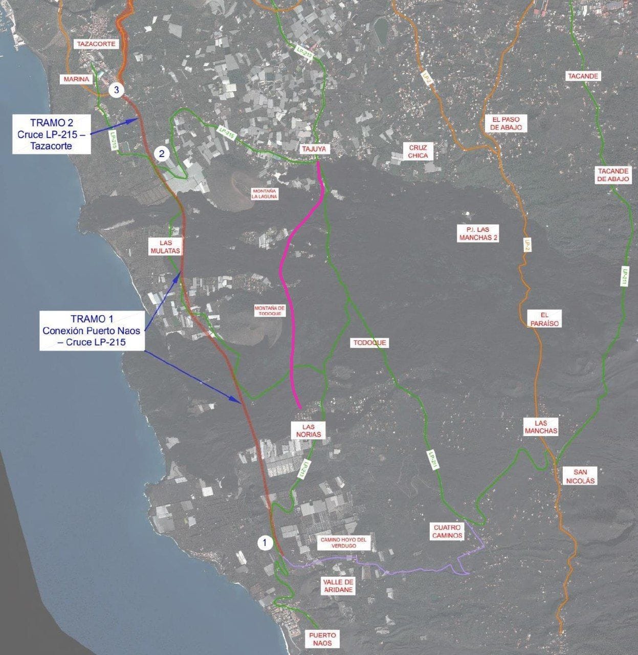 En verde figuran las carreteras que ya existen y en rojo la que pretende realizar de emergencia el Ministerio, arrasando con más de diez hectáreas de plátano que el volcán respetó