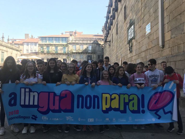 Centos de mozos e mozas gozaron do fin de festa do Correlingua na Praza da Quintana de Santiago