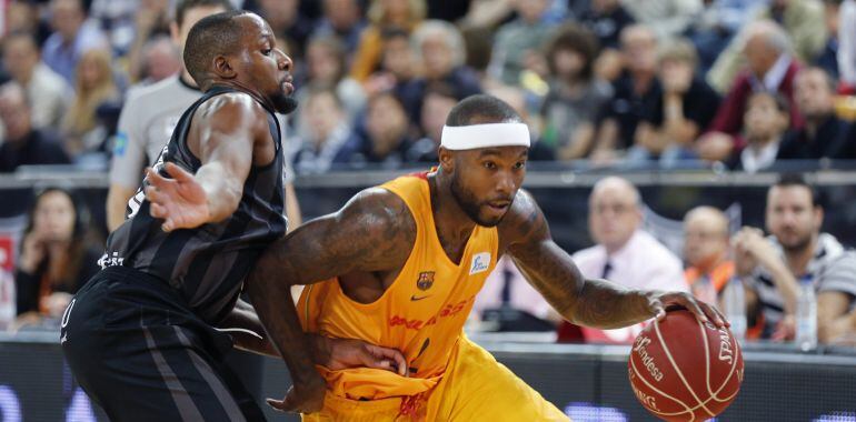 El base estadounidense del FC Barcelona Lassa Tyrese Rice (d) avanza con el balón ante el base belga del Dominion Bilbao Basket Jonathan Tabu (i), durante el partido de la cuarta jornada de liga ACB disputado hoy en el Bilbao Arena.