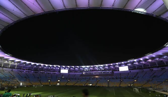 Vista general del reformado estadio Maracaná, la joya del Mundial de 2014, en Río de Janeiro (Brasil). El templo del fútbol brasileño abre sus puertas con la asistencia de la jefa de Estado, Dilma Rousseff, y unos 27.500 invitados, los obreros que trabaja