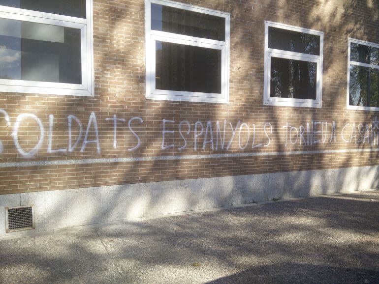 Pintades en contra de les Forces Armades aquest matí a la Fira de Girona
