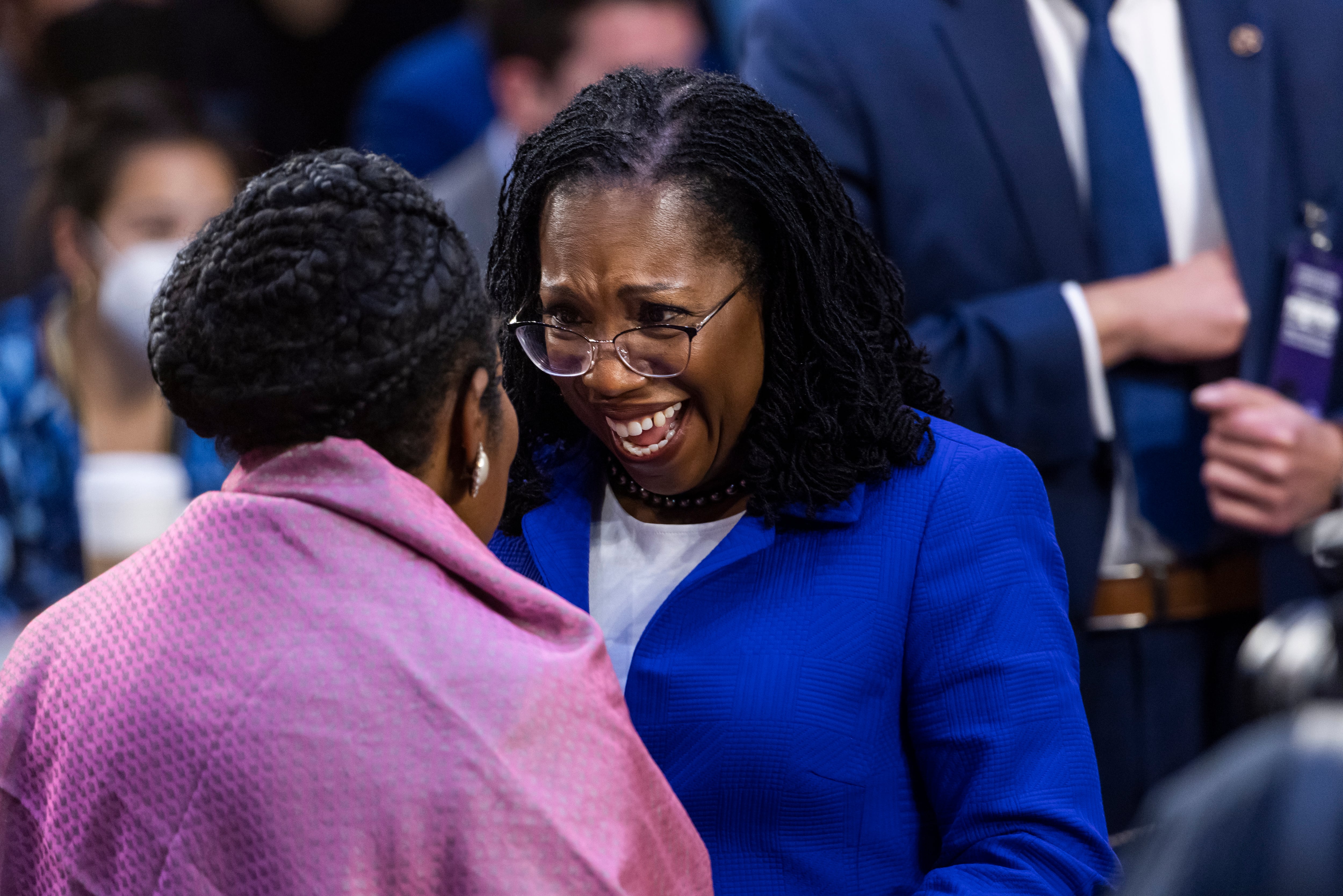 La jueza Ketanji Brown Jackson (d) charla con la senadora demócrata por Texas Texas Sheila Jackson Lee, este lunes.