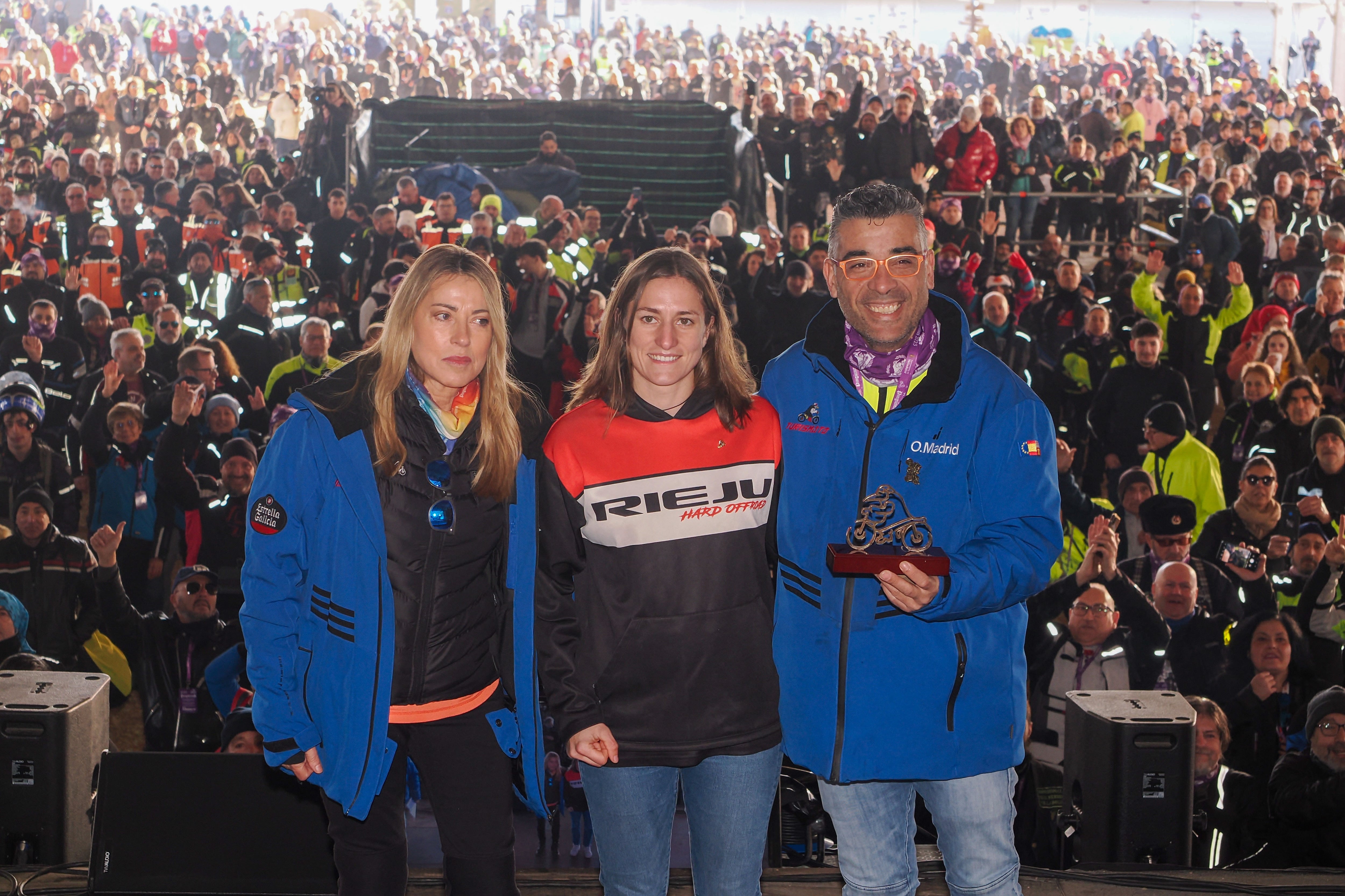 Entrega de los pingüinos de oro a la campeona del mundo de Enduro, Mireia Badía (c) y a los voluntarios motoristas valencianos para ayudar a los afectados por la dana durante la última jornada de la 42 edición de Pingüinos ha celebrado este domingo en Valladolid. EFE/ R. García