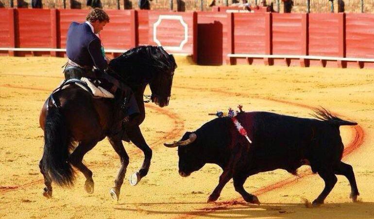 Imagen de archivo del rejoneador jerezano Fermín Bohórquez durante una de sus actuaciones en la plaza de toros de la Real Maestranza de Caballería de Sevilla