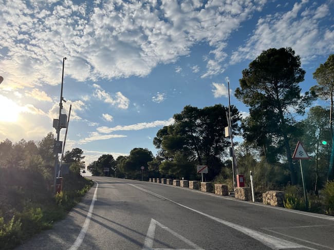 La barrera situada en la CV-797, tras el cruce con la carretera a Sant Antoni, regulará el acceso al parque natural de Font Roja.