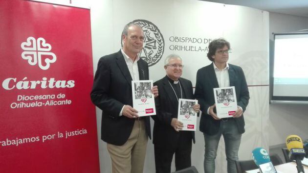 Javier Ruvira, primero por la derecha, junto al obispo de Alicante, Jesús Murguí.