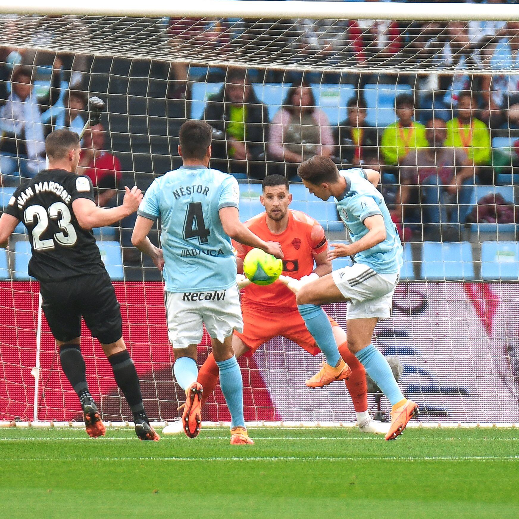 Un momento del Celta-Elche que se jugó en el estadio de Balaídos