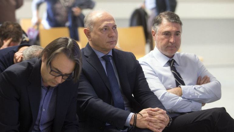 Enrique Crespo, en el centro, en el banquillo con otros acusados del Caso Emarsa  