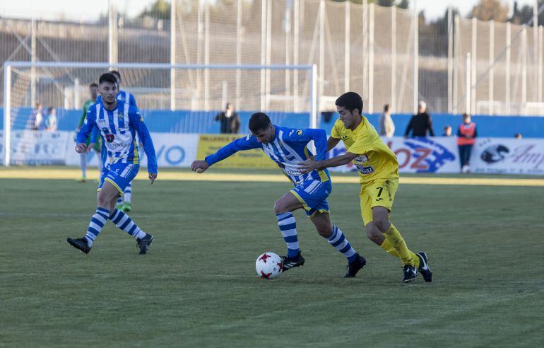Zazu, que será baja por lesión, pugna con un rival de La Bañeza en el paritdo de la primera vuelta en El Montecillo.