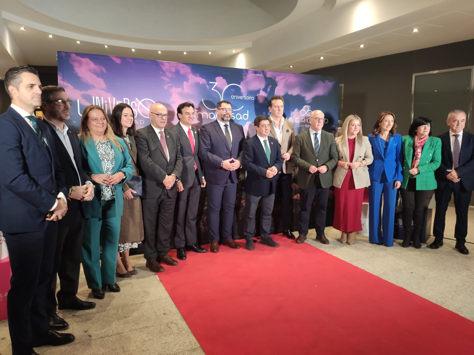 Foto de familia en el acto del 30 aniversario de la empresa Macrosad, celebrado en el Hotel HO Ciudad de Jaén.